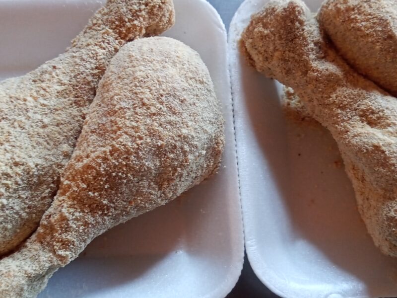 Milanesa y patitas de pollo