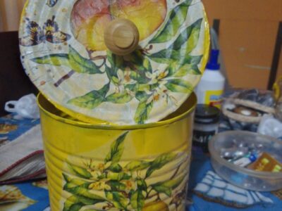 Reciclado de latas en decoupage