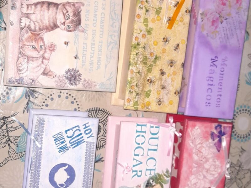 Souvenirs de velas de soja aromáticas, cajas de té, etc