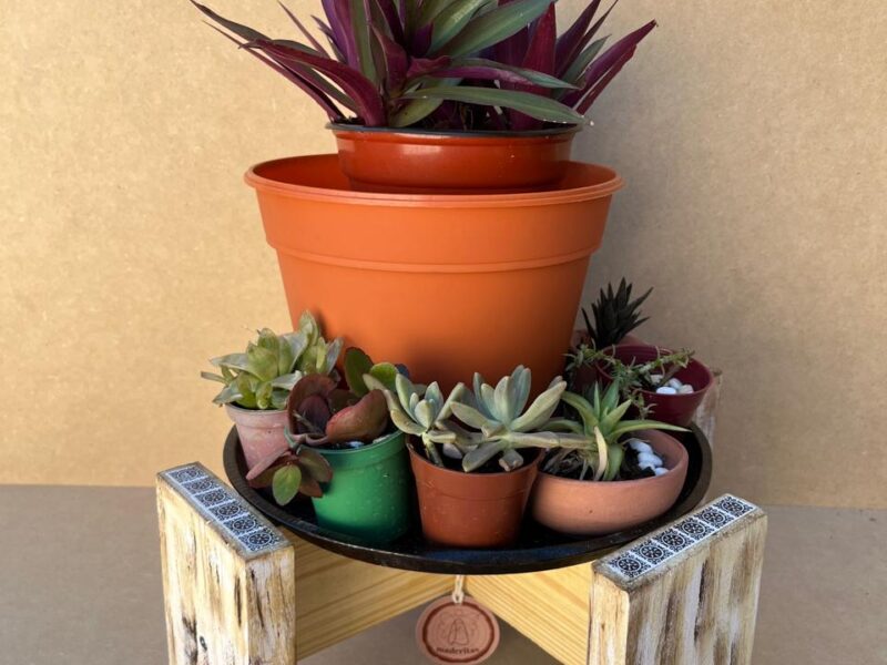 Porta macetas de madera recicladas.