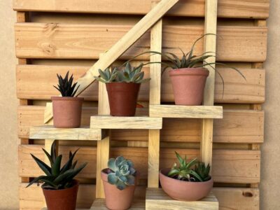 Porta macetas de madera recicladas.