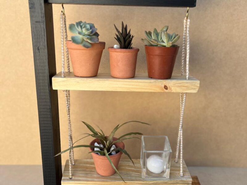 Porta macetas de madera recicladas.