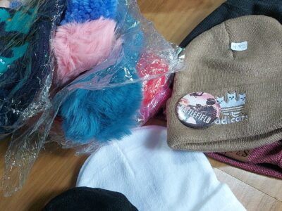 Gorros en variedad, para niños y adultos.