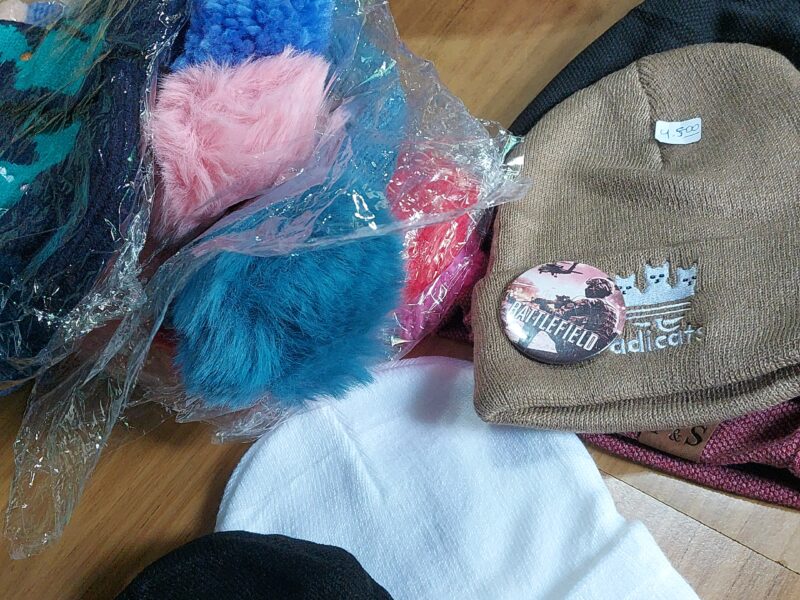 Gorros en variedad, para niños y adultos.