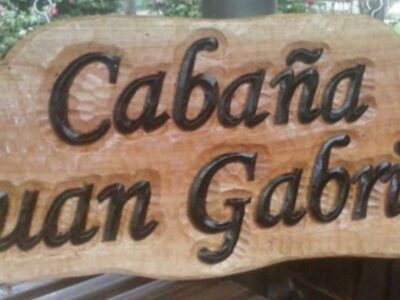 Carteles tallados en madera