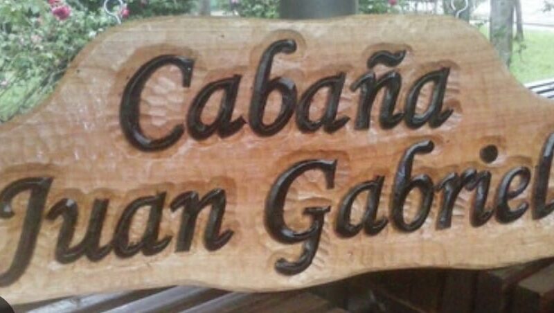 Carteles tallados en madera