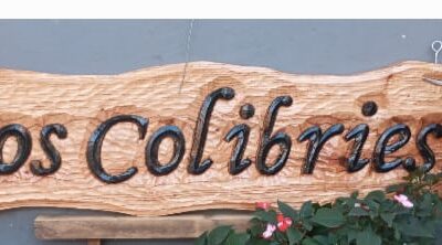 Carteles tallados en madera