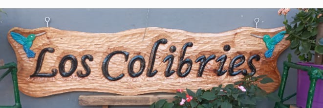 Carteles tallados en madera