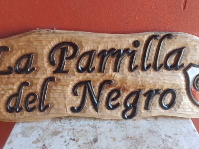 Carteles tallados en madera