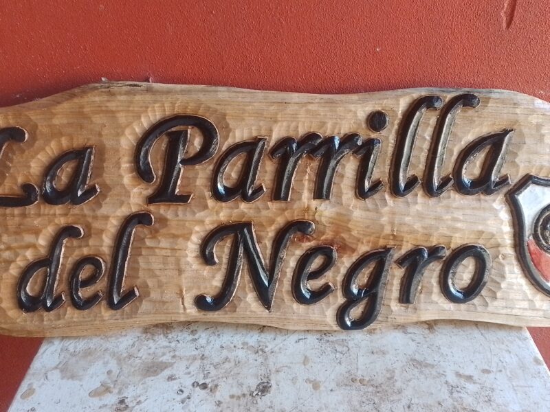 Carteles tallados en madera