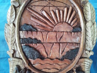 Relojes tallados en madera