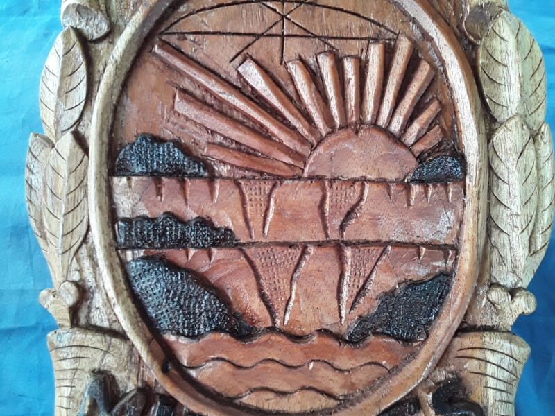 Relojes tallados en madera