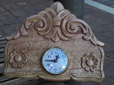 Relojes tallados en madera