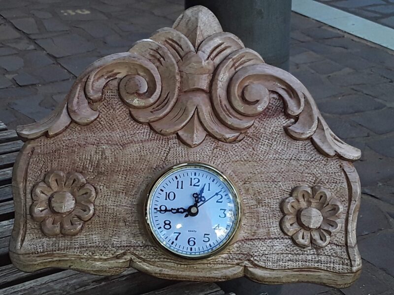 Relojes tallados en madera