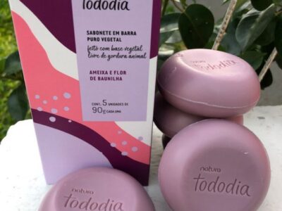 Caja de jabones ciruela y flor de Vainilla