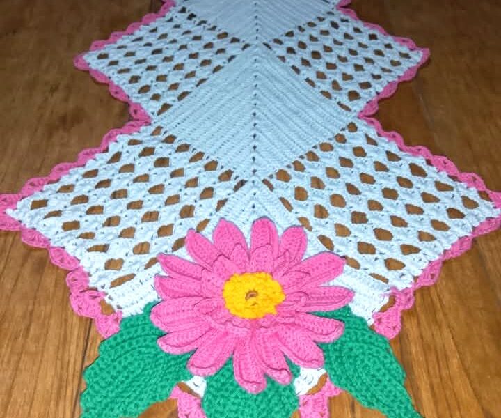 Camino de mesa tejido a crochet