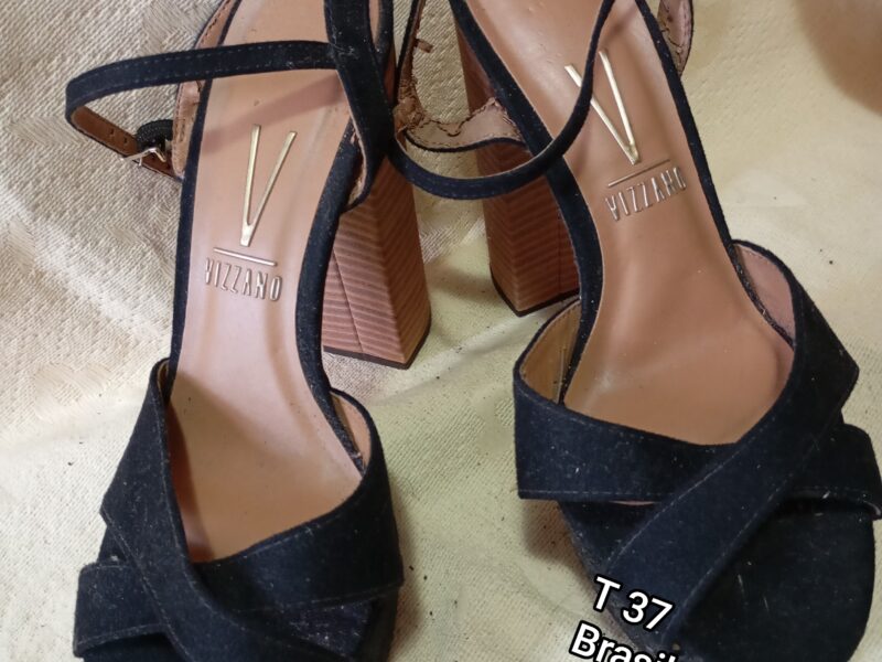 Sandalia gamuza taco alto negra