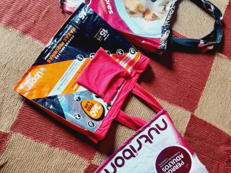 Trabajado en plástico de gaseosa y telas y bolsos de alimento balanceado reforzados los. Dos artículos más las ojotas