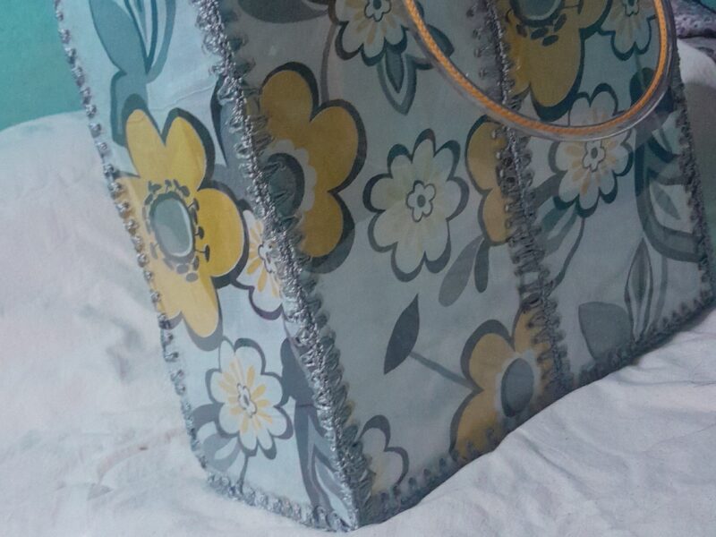 Trabajado en plástico de gaseosa y telas y bolsos de alimento balanceado reforzados los. Dos artículos más las ojotas