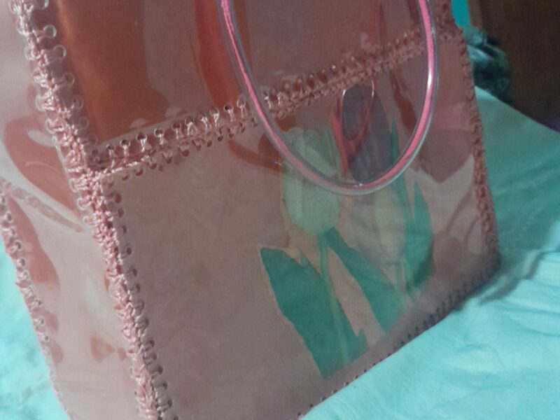 Trabajado en plástico de gaseosa y telas y bolsos de alimento balanceado reforzados los. Dos artículos más las ojotas