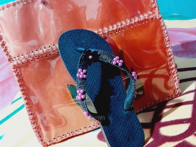 Trabajado en plástico de gaseosa y telas y bolsos de alimento balanceado reforzados los. Dos artículos más las ojotas