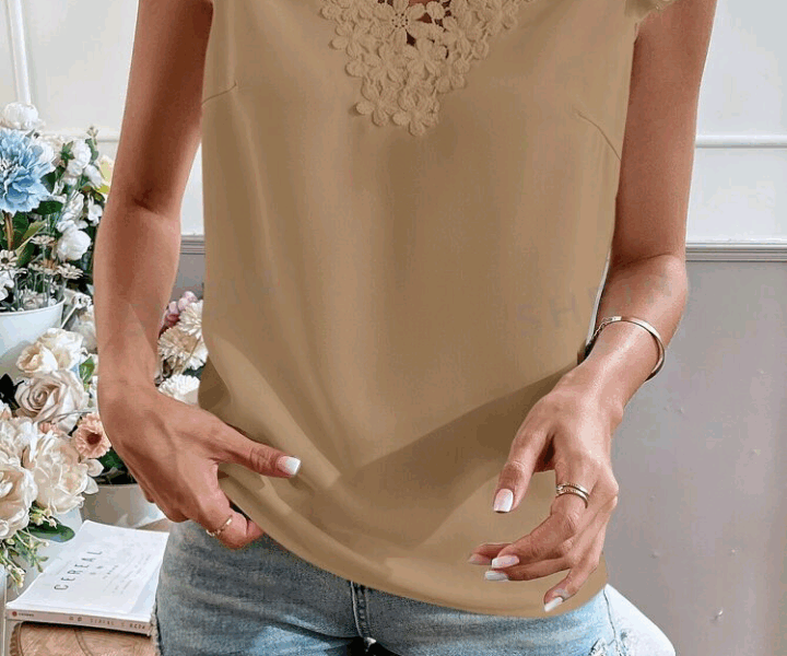 Blusa ribete con encaje de manga casquillo