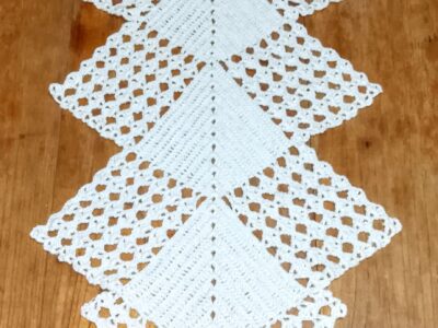 Camino de mesa tejido a crochet