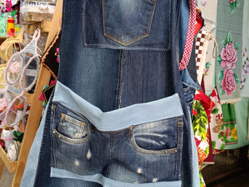 Caminos de mesa pintados a mano, reciclado de jeans y alfombra de totora
