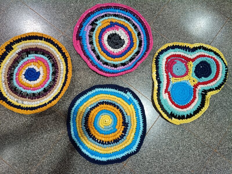 Caminos de mesa pintados a mano, reciclado de jeans y alfombra de totora