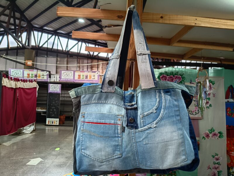 Caminos de mesa pintados a mano, reciclado de jeans y alfombra de totora
