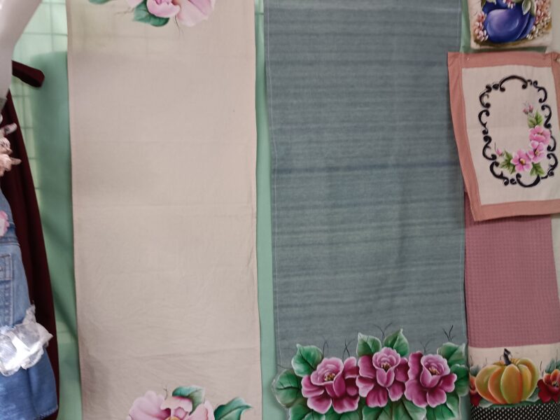 Caminos de mesa pintados a mano, reciclado de jeans y alfombra de totora