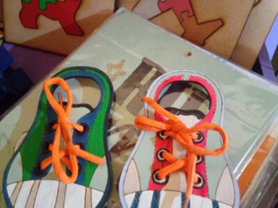 Enhebradores divertidos!! Aprender a atarse los cordones jugando!!