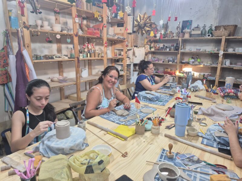 Clases de cerámica en Itaembe Guazú