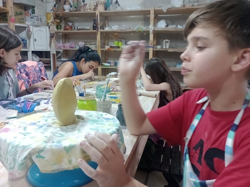 Clases de cerámica en Itaembe Guazú