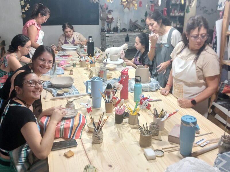 Clases de cerámica en Itaembe Guazú