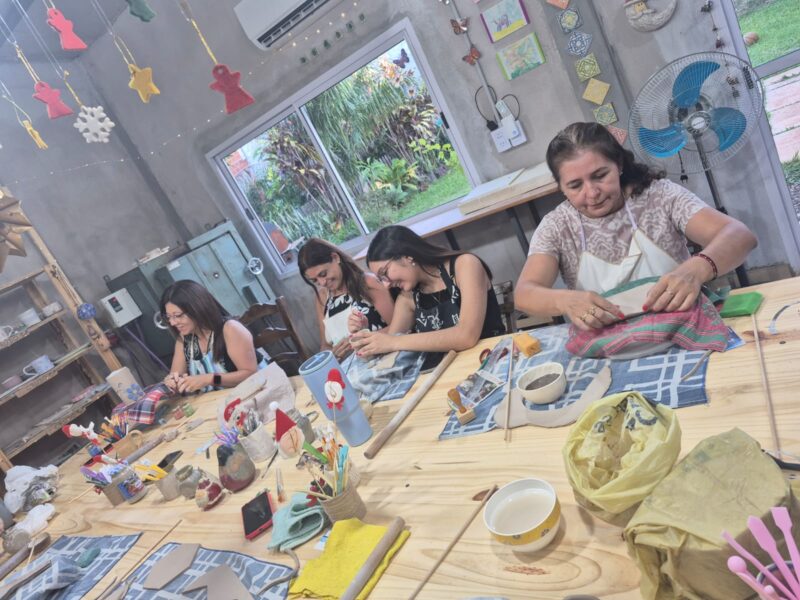 Clases de cerámica en Itaembe Guazú