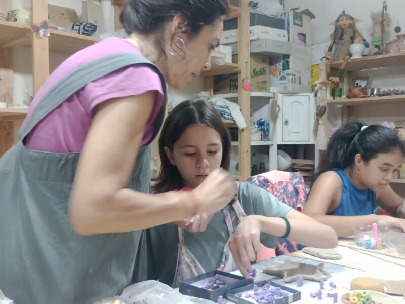 Clases de cerámica en Itaembe Guazú