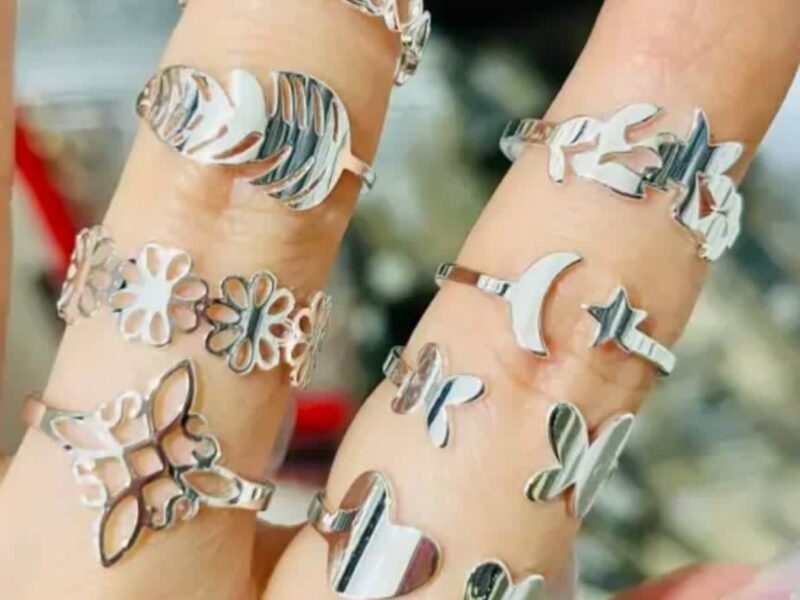 Anillos de acero dorado y acero inoxidable