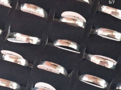 Anillos de acero dorado y acero inoxidable