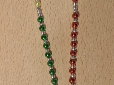 Rosarios y pulsera con dijes de San Benito y escarapelas