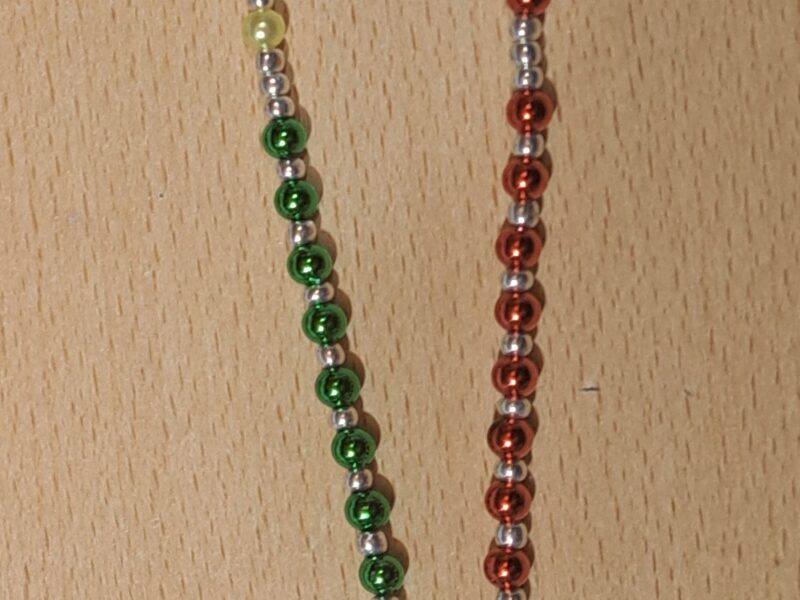 Rosarios y pulsera con dijes de San Benito y escarapelas