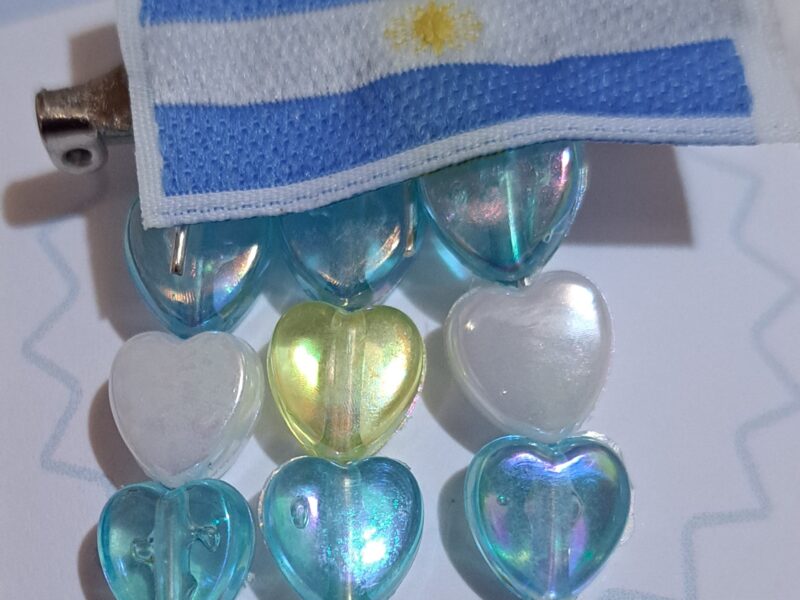 Rosarios y pulsera con dijes de San Benito y escarapelas