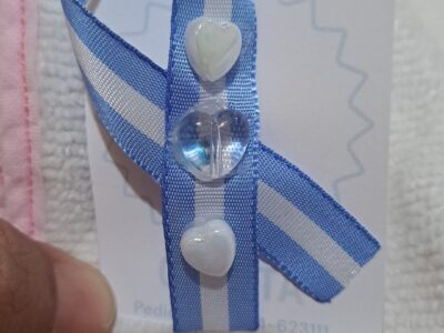 Rosarios y pulsera con dijes de San Benito y escarapelas