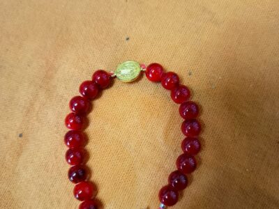 Rosarios y pulsera con dijes de San Benito y escarapelas