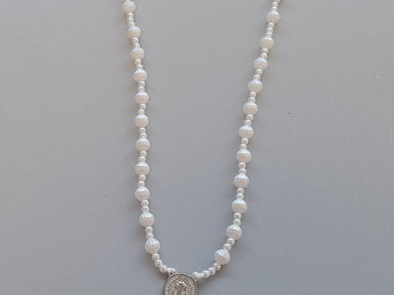 Rosarios y pulsera con dijes de San Benito y escarapelas