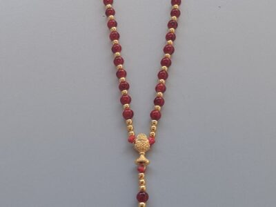 Rosarios y pulsera con dijes de San Benito y escarapelas