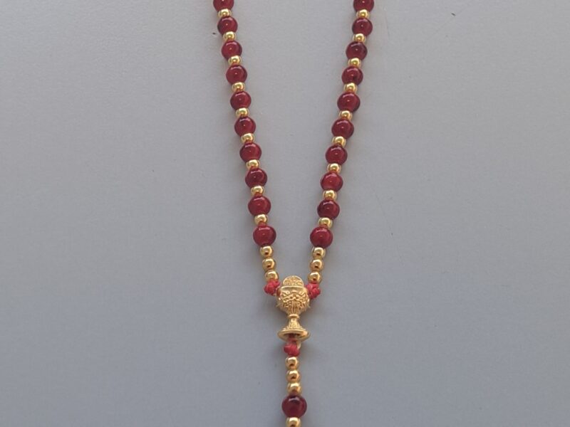 Rosarios y pulsera con dijes de San Benito y escarapelas